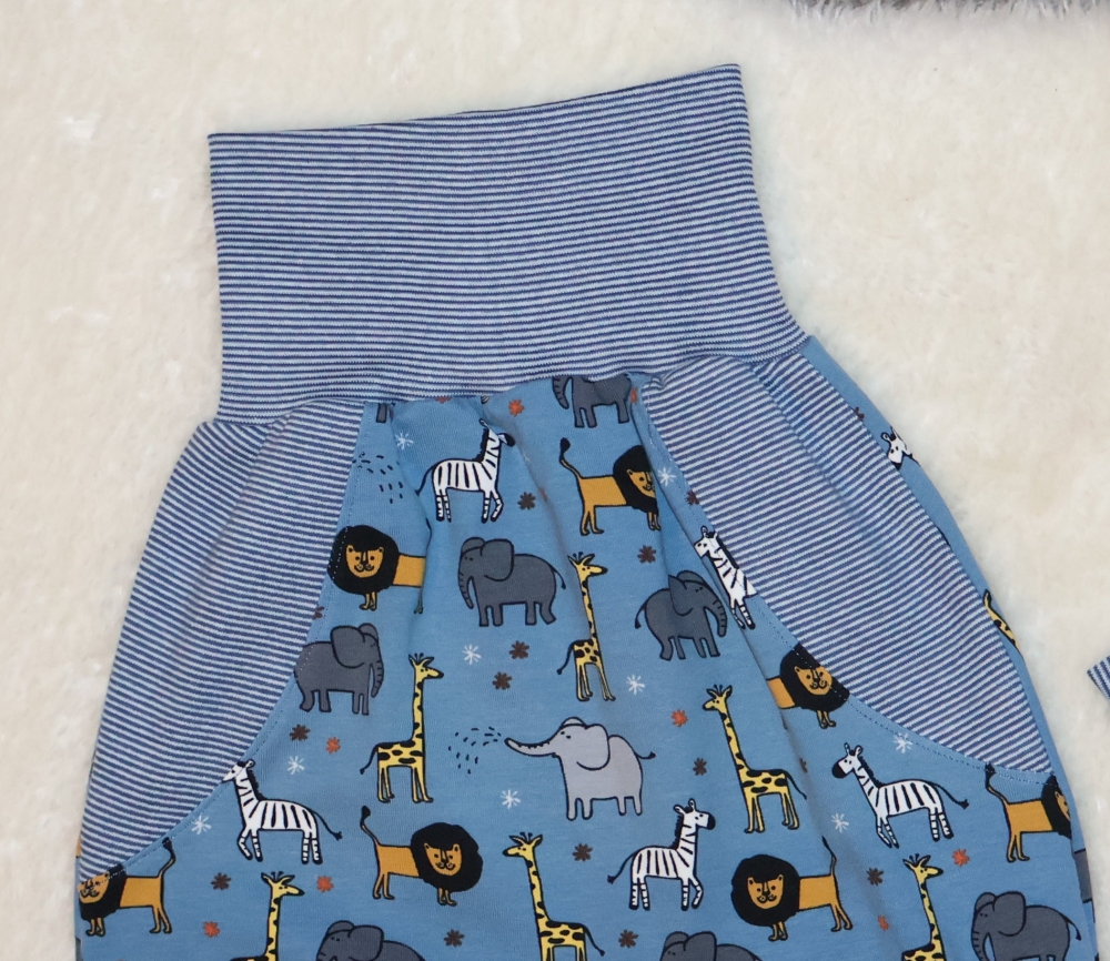 Bild 1 von Newborn Baby Set - Babyjacke - Pumphose & Mütze Jersey Blau - Safari Tiere Gr. 62/68