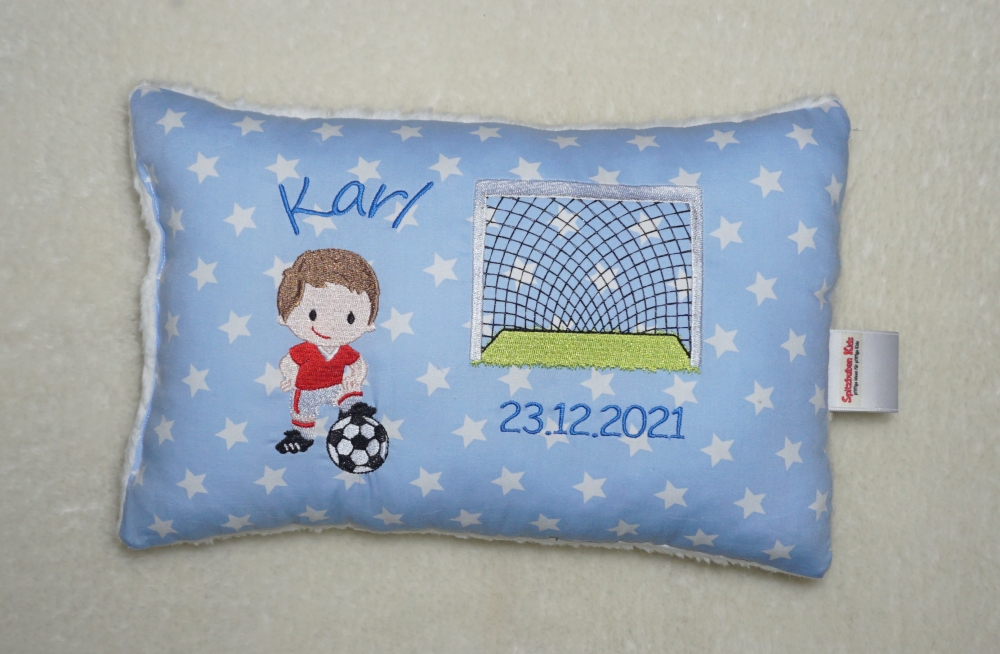 Bild 1 von Namenskissen, Kuschelkissen Fußball Star & Namen/ Geburtsdatum 25x35 cm  / (Stoffvariante) grün Sterne / (Rückseite) Teddystoff natur / (Stickdaten) Name