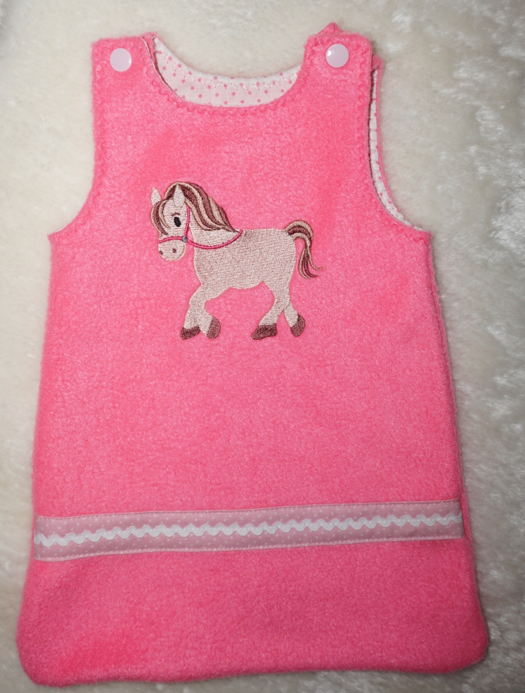 Bild 1 von Schöner Puppen Schlafsack - rosa - Stickbild Pferdchen - für Puppen 40-43 cm