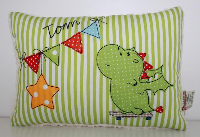 Bild 1 von Namenskissen, Kuschelkissen mit Doodle Stickerei Skater Drache, Wimpelkette und Stern 20x30 cm