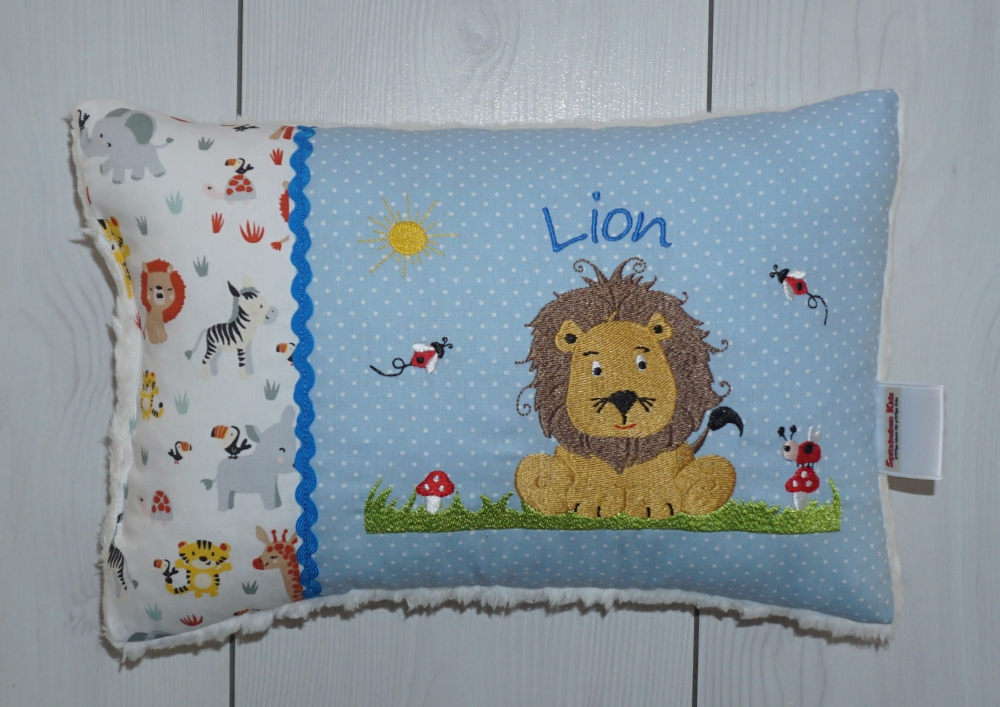 Bild 1 von Kuschelkissen, Namenskissen Löwe auf Wiese 20x30 cm  / (Stoffvarianten) blau Punkte / (Rückseite) Teddystoff natur