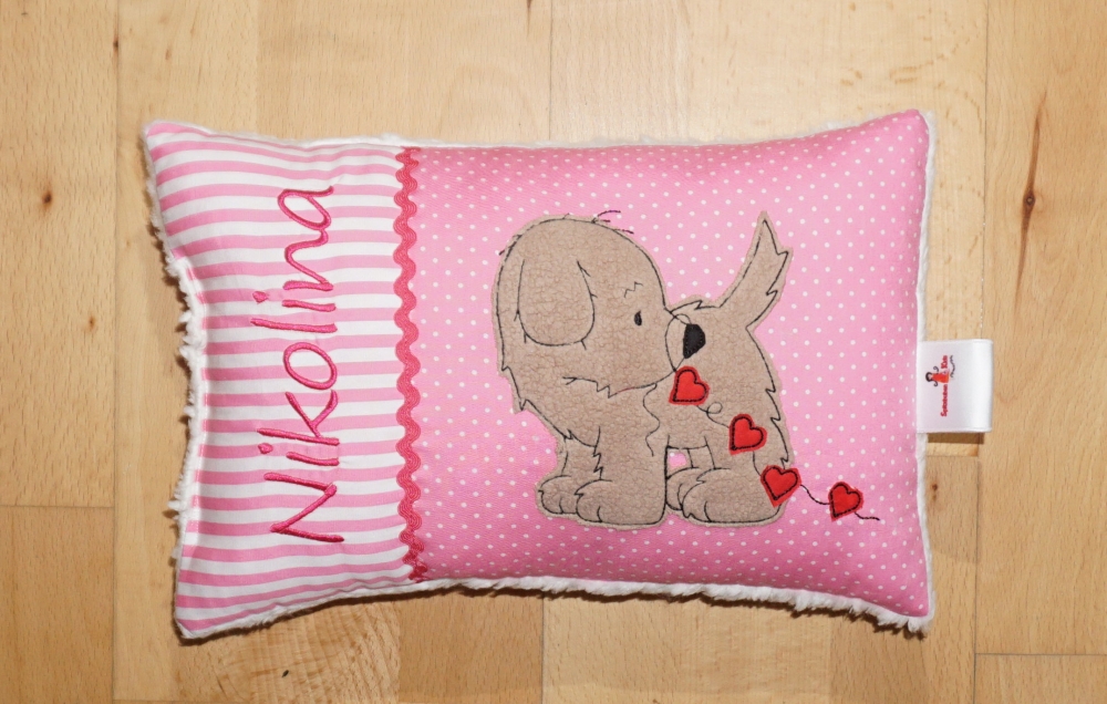 Bild 1 von Namenskissen, Kuschelkissen Hund mit Herzchen & Namen 20x30 cm  / (Stoffvariante) grün Streifen/Sterne / (Geburtsdaten) Name