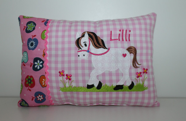 Bild 1 von Kuschelkissen, Namenskissen - Pferdchen auf Blumenwiese - 30x45 - Hülle & Inlett