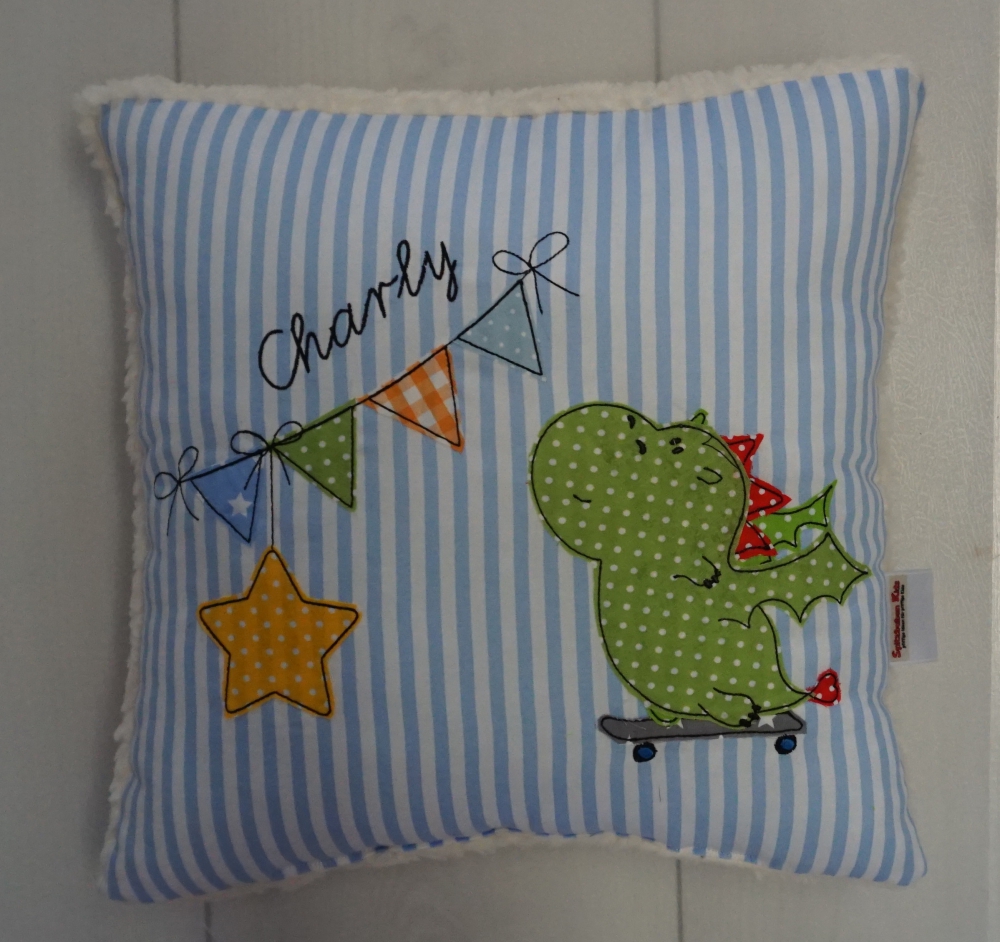 Bild 1 von Namenskissen, Kuschelkissen mit Doodle Stickerei Skater Drache, Wimpelkette und Stern 30x30 cm