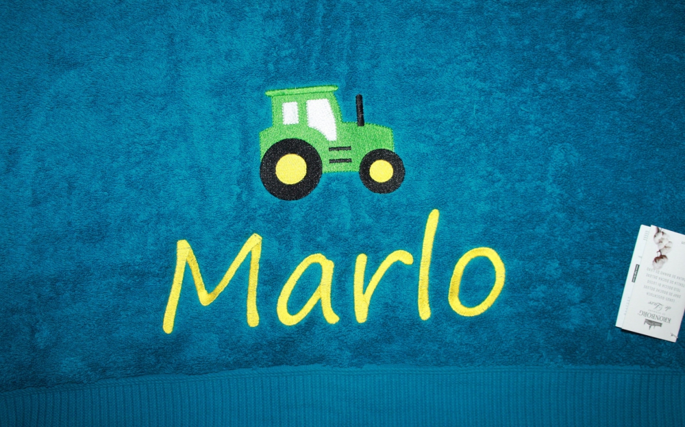 Bild 1 von Handtuch mit Namen & Stickbild Traktor grün - 50x100 cm