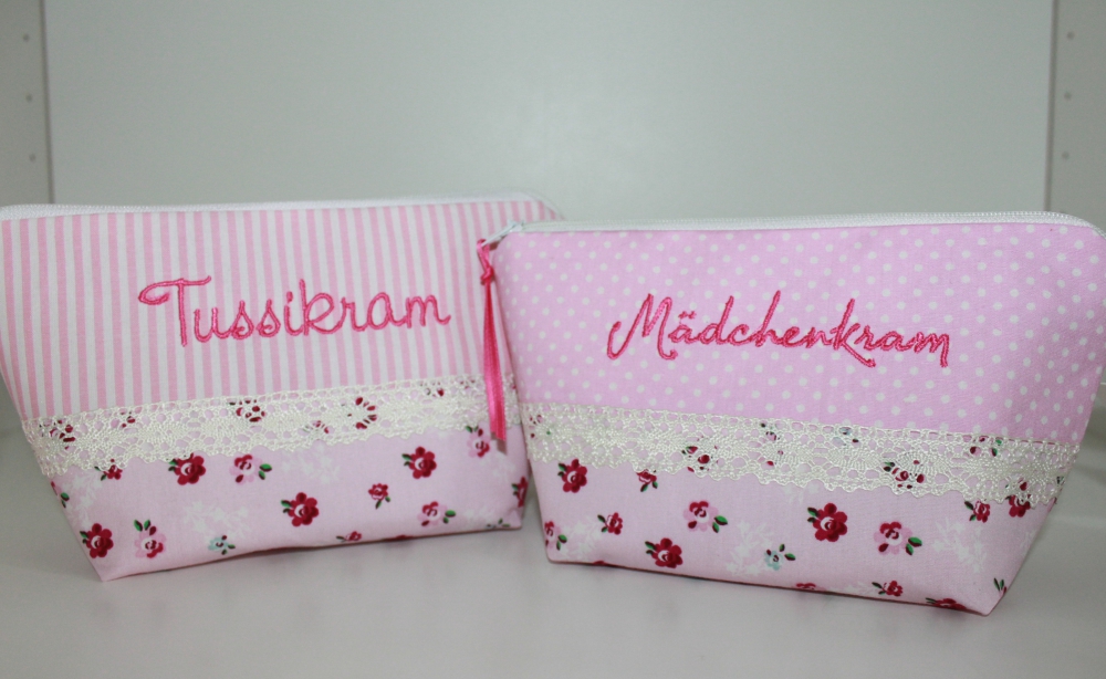 Bild 1 von Kosmetiktasche mit Beschriftung rosa Blumen/rosa Streifen oder Punkte und Spitze  / (Stoffvarianten) rosa Blumen/Streifen / (Größe) groß / (Beschriftung) Wunschnamen