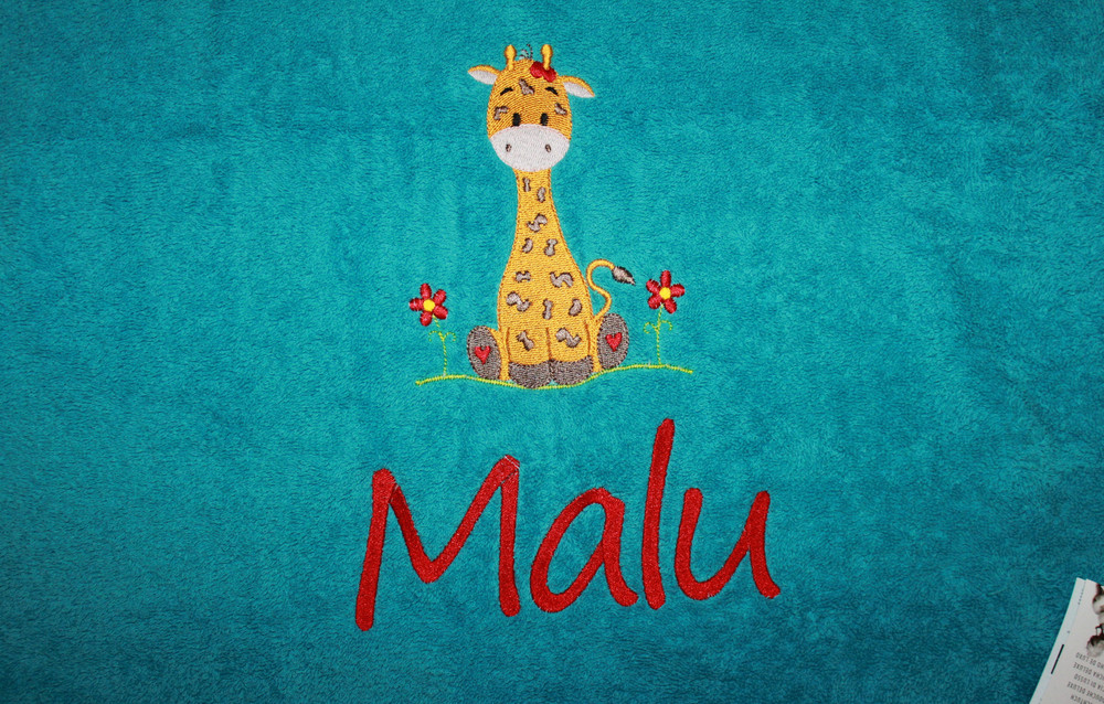 Bild 1 von Handtuch mit Namen & Stickbild Giraffe - 50x100 cm  / (Farbe) dunkelgrau