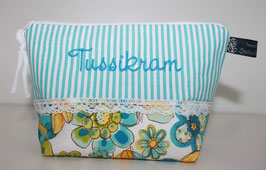 Bild 1 von Kosmetiktasche mit Beschriftung türkis Blumen/Streifen oder Punkte und Spitze  / (Stoffvarianten) türkis Blumen/Streifen / (Größe) klein / (Beschriftung) Tussikram