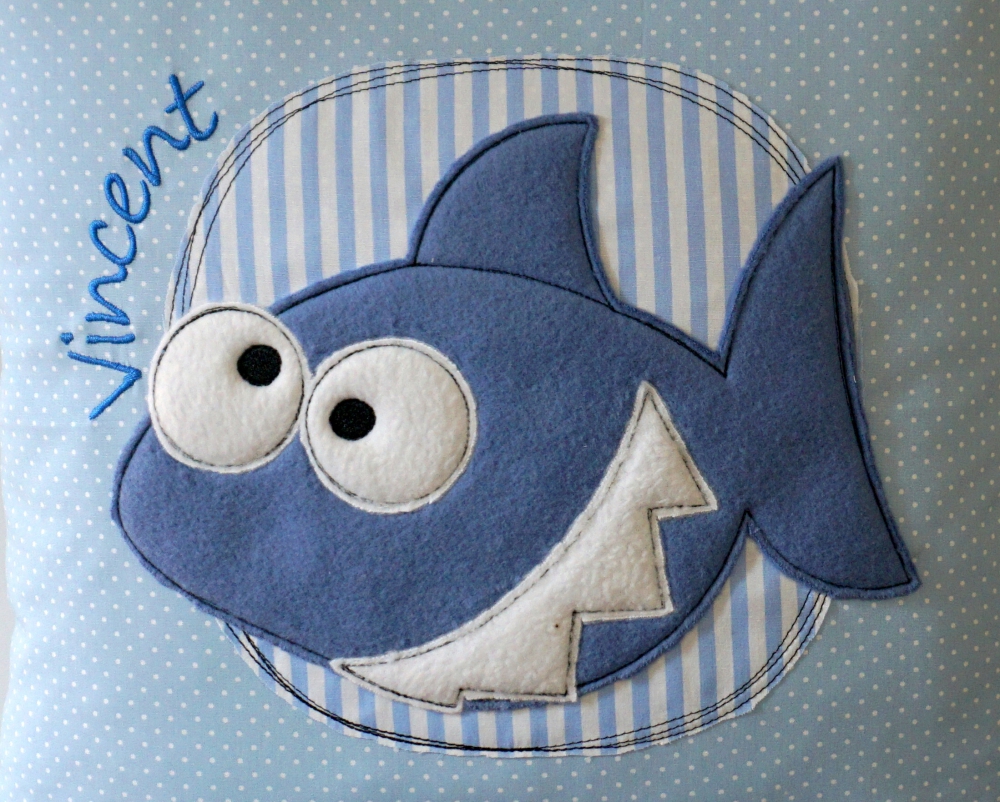 Bild 1 von Namenskissen, Kuschelkissen Doodle Stickerei Hai und Namen 40x40 cm, Hülle & Inlett