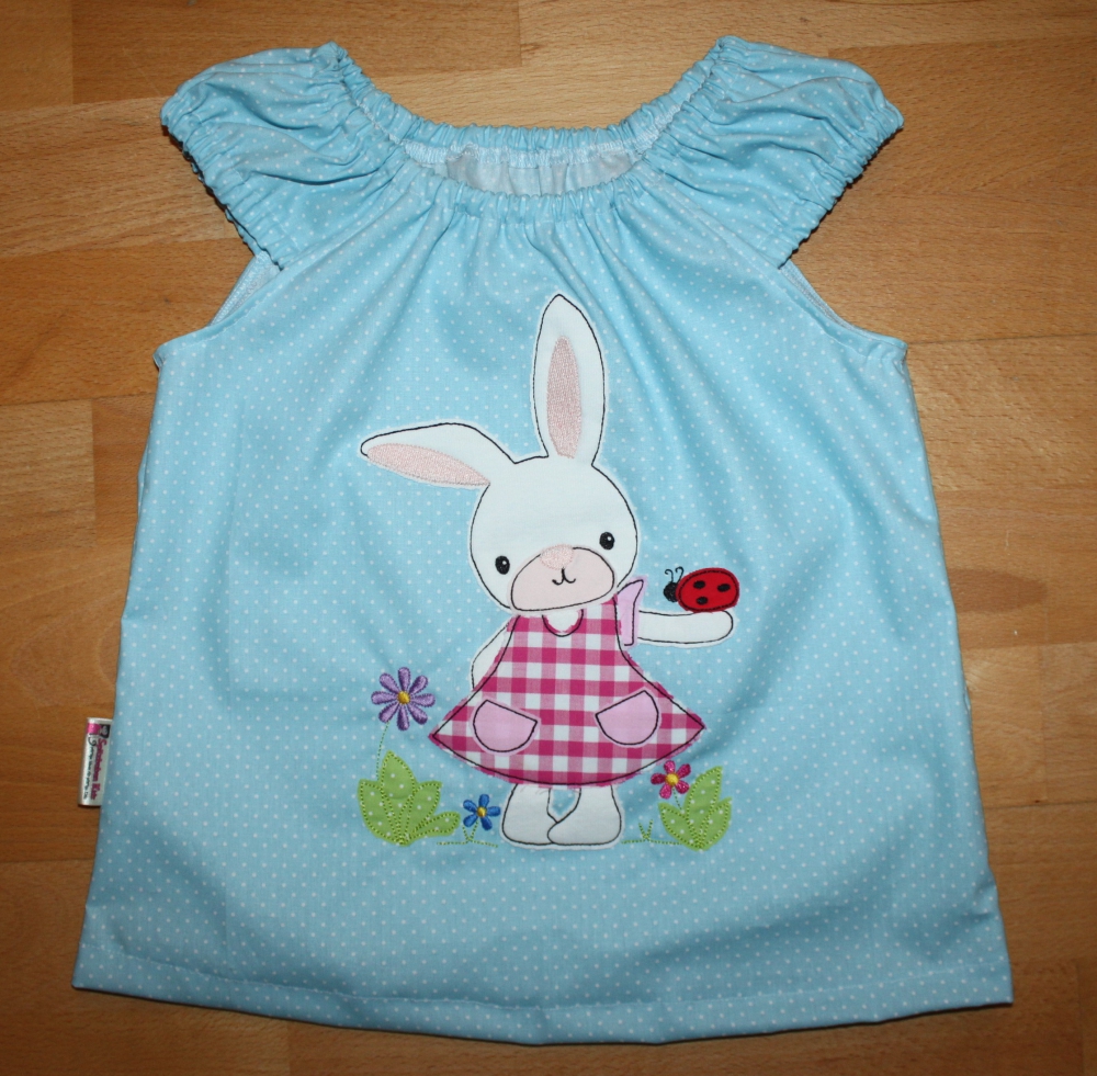 Bild 1 von Schöne Bluse Gr. 110 mit einer süßen Hasenmädchen Doodle Stickerei
