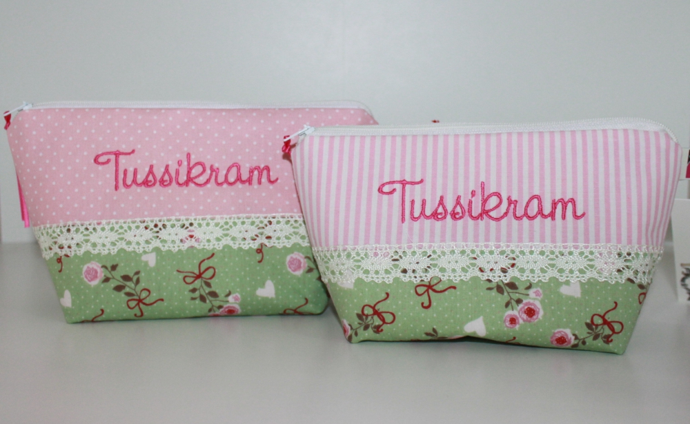 Bild 1 von Kosmetiktasche mit Beschriftung grün Rosen/Streifen oder Punkte und Spitze  / (Stoffvarianten) grün Blumen/Punkte / (Größe) groß / (Beschriftung) Tussikram