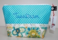 Bild 2 von Kosmetiktasche mit Beschriftung türkis Blumen/Streifen oder Punkte und Spitze  / (Stoffvarianten) türkis Blumen/Punkte / (Größe) groß / (Beschriftung) Tussikram