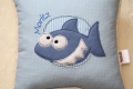 Bild 1 von Namenskissen, Kuschelkissen Doodle Stickerei Hai und Namen 30x30 cm  / (Stoffvarianten) grün Punkte / (Applikation) blauer Hai