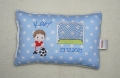 Bild 1 von Namenskissen, Kuschelkissen Fußball Star & Namen/ Geburtsdatum 25x35 cm  / (Stoffvariante) grün Sterne / (Rückseite) Teddystoff natur / (Stickdaten) Name