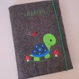 Bild 2 von U-Heft-Hülle Kleine Schildkröte mit Pilzchen  / (Stoffvarianten) Stoff / (Farbe) grün Punkte