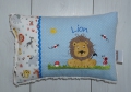 Bild 1 von Kuschelkissen, Namenskissen Löwe auf Wiese 20x30 cm  / (Stoffvarianten) blau Punkte / (Rückseite) Teddystoff natur