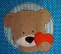 Bild 2 von Namenskissen Doodle Stickerei Teddy mit Herz und Namen 40x40 cm  / (Stoffvarianten) grün Punkte / (Stickmotiv) Teddy Herz