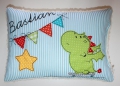 Namenskissen, Kuschelkissen mit Doodle Stickerei Skater Drache, Wimpelkette und Stern 20x30 cm