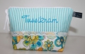 Bild 1 von Kosmetiktasche mit Beschriftung türkis Blumen/Streifen oder Punkte und Spitze  / (Stoffvarianten) türkis Blumen/Streifen / (Größe) klein / (Beschriftung) Tussikram