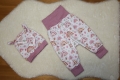 Bild 4 von Baby Set Gr. 74/80 - Babyjacke - Pumphose, Mütze & Halstuch Jersey Rosa Regenbogen - Geschenk Geburt