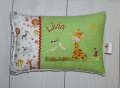 Bild 1 von Namenskissen, Kuschelkissen Stickmotiv kleine Giraffe & Name 20x30 cm  / (Stoffvarianten) grün Punkte / (Rückseite) Teddystoff natur